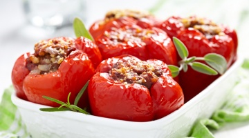 Papryka faszerowana pomidorową kaszą jaglaną