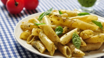 Makaron penne z pesto, rukolą i pomidorami