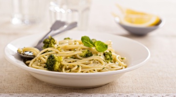 Spaghetti z brokułami i serem gorgonzola