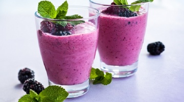 Detoksykujące smoothie z jeżynami i siemieniem lnianym