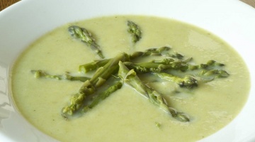 Zupa krem z zielonych szparagów i cukinii