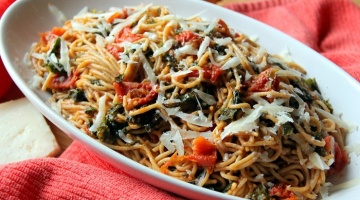 Spaghetti z jarmużem, suszonymi pomidorami i pieczarkami w kremowym sosie